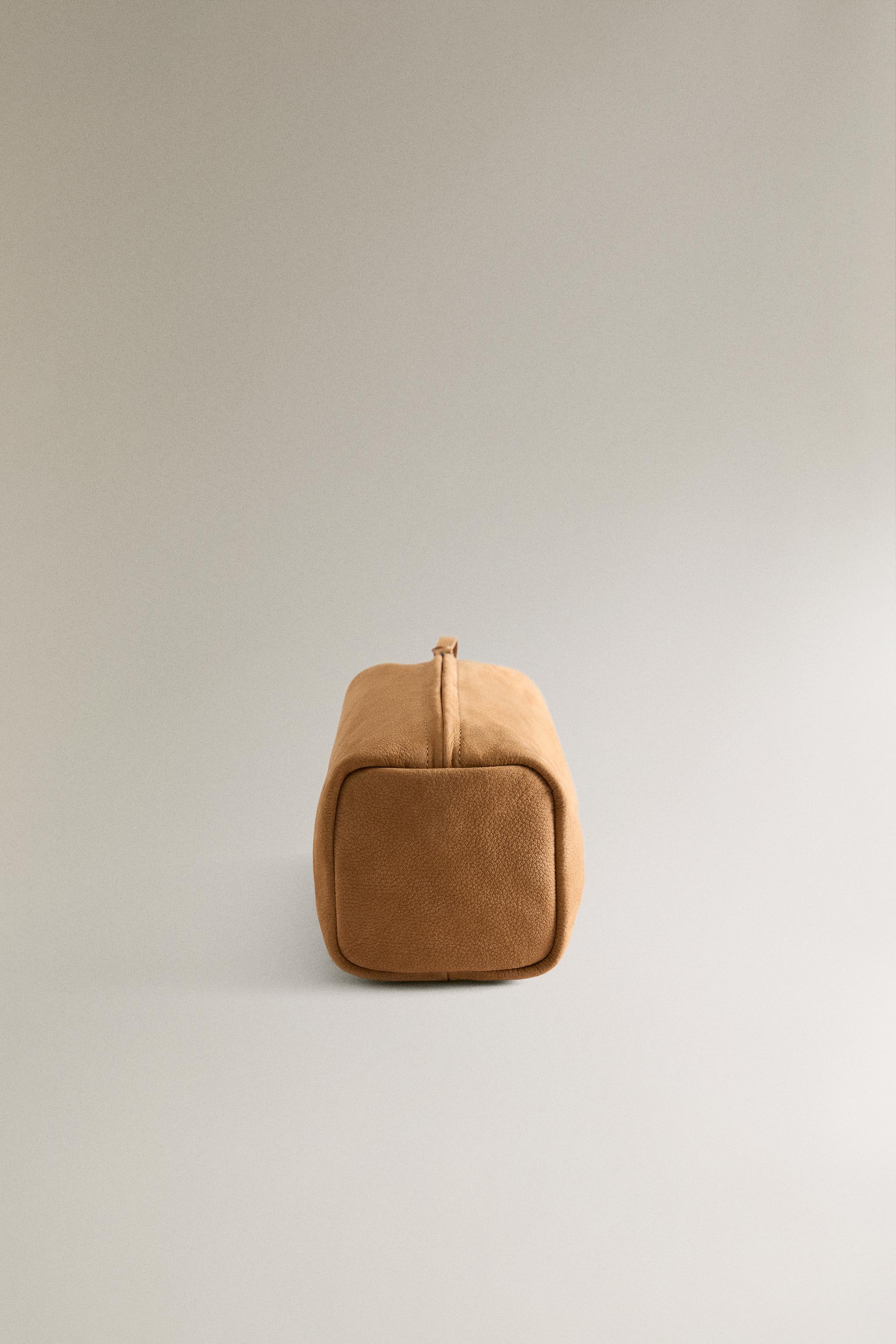 SOFT LEATHER TOILETRY BAG